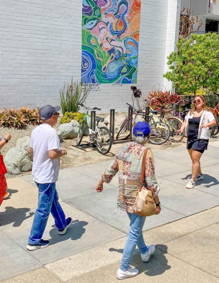 Pitzer student gives a campus tour